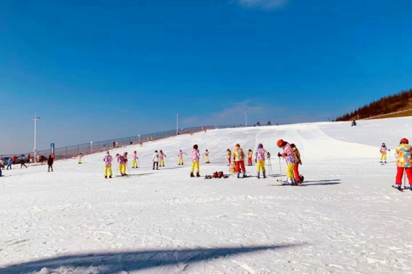 宜昌市第二届大众冰雪季滑雪公开赛在五峰举办 千余名冰雪爱好者共赴“冰火之旅”