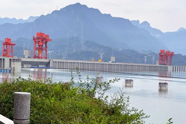 三峡大坝升船机和三峡大坝五级船闸是一个项目吗？他们有什么区别