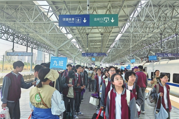 宜昌开行首趟定制研学专列