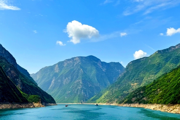 长江三峡游船世纪江山如诗一日游行程中是否会经过三峡大坝？