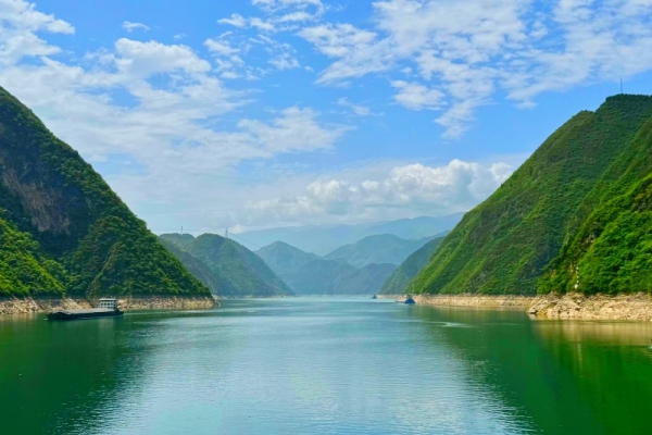 长江三峡一日游世纪江山如诗游船看到的长江三峡和三峡豪华游轮看到三峡是一样的吗