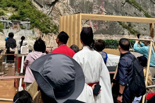 世纪江山如诗游船上有没有专业讲解服务，收费吗？